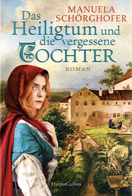 Rothaarige junge Frau im mittelalterlichen Umhang steht vor einem mediterranen Klostergarten.