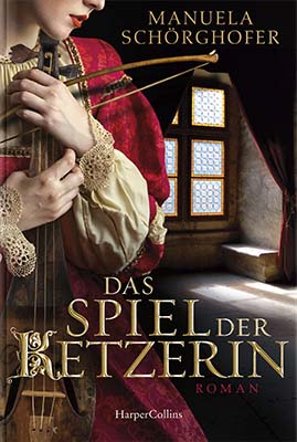 Junge Frau in rotem mittelalterlichem Kleid steht vor einer Fensternische einer Burg mit geöffnetem Vorhang und hält eine Rebec.«