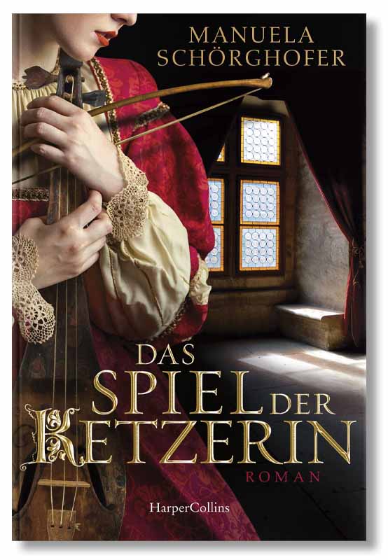 Eine Junge Frau in einem roten mittelalterlichen Kleid steht vor der Fensternische eines Burggemäuers mit geöffnetem Vorhang. Sie umfasst eine Rebec, ein Vorgänger der heutigen Geige.