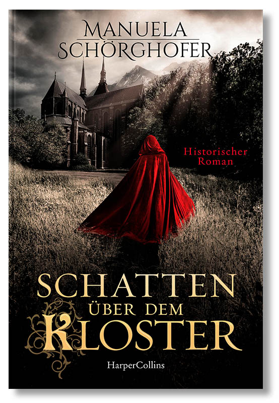 Eine Frau in rotem Umhang mit Kapuze geht durch hohes Gras auf ein Kloster zu, im Hintergrund sind schneebedeckte Berggipfel zu sehen.