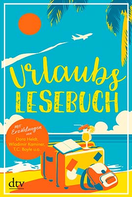 Ein gepackter Koffer steht an einem palmengesäumten Strand.